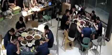 消防员给来探望的女友做了个手势 具体是什么情况？