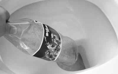 马桶疏通方法 马桶堵了，师傅教我一个不外传的方法，太实用了