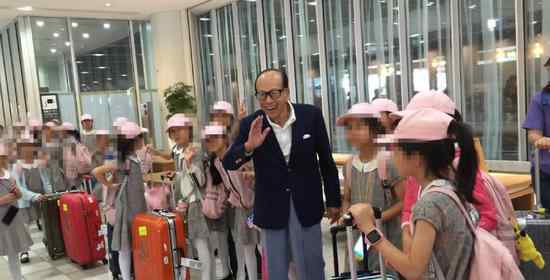 偶遇李嘉诚资助旅费 一共资助了185万元