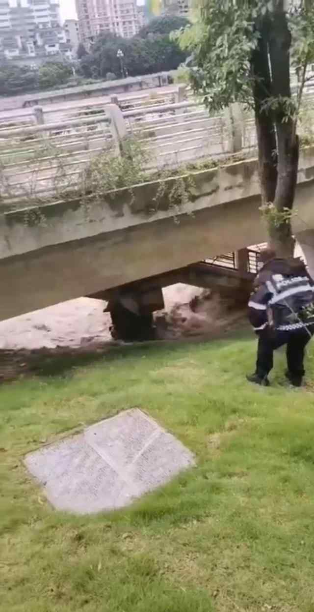 四川一男子江边拍洪水被卷走 具体是什么情况？