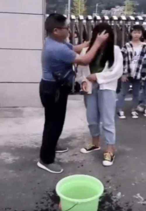 提水桶给女生卸妆 校方是为了对孩子负责