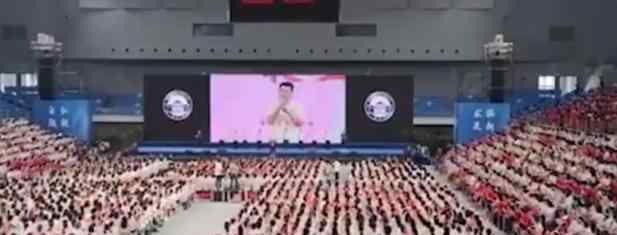 武大全场合唱夜空中最亮的星 究竟发生了什么?