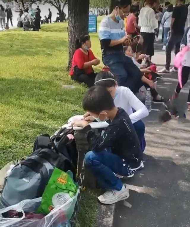 男孩游西湖时蹲地上写作文 事件详情始末介绍！