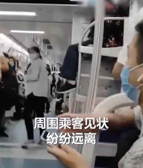 老太爬上地铁车厢行李架上蹭坐 到底是什么状况？