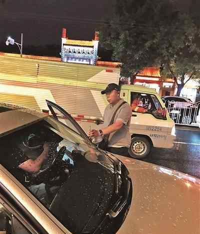 夜间停车现黑收费 “收费员”身穿多种“制服”