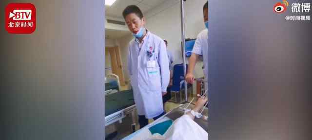 医生为督促女孩康复训练将其训哭 到底什么情况呢？