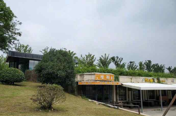 秦淮河大堤内部被挖空建高档餐厅 具体是啥情况?