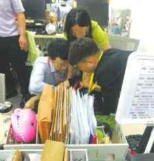 员工被罚吃死神辣条进医院 具体是什么情况？