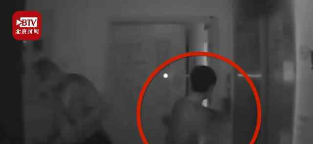 女子全家用脚按电梯 事件详情始末介绍！