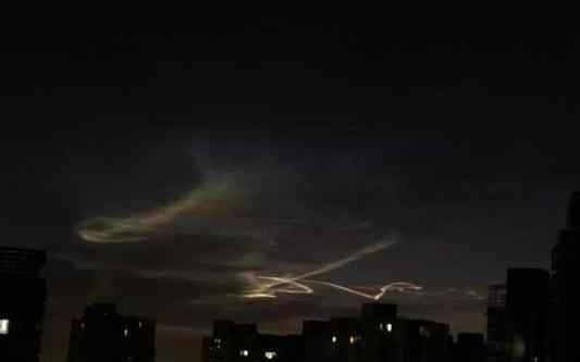 北京天空现神秘光线 如何形成的尚不清楚
