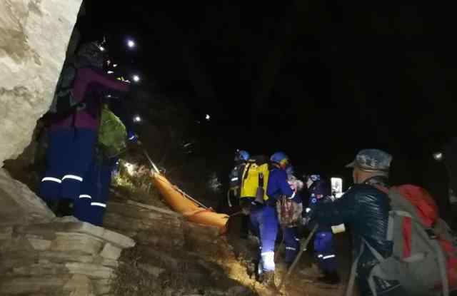 九级风中爬野山 女驴友被风吹下悬崖