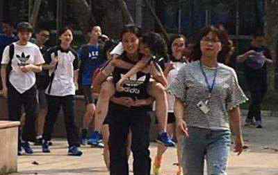 中考体考扶同学 这份感动传遍成都中考家长群