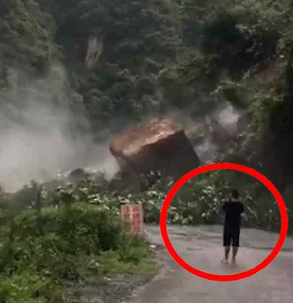 山体塌方巨石滚落男子淡定拍照 究竟发生了什么?