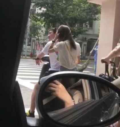 王思聪骑电动载美女 在斑马线前等红灯