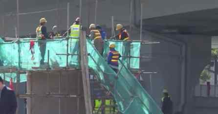 广州地面塌陷事故 被困3人仍未找到