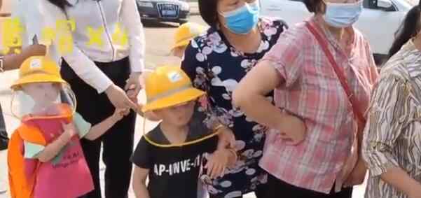 幼儿园为小朋友定制防护帽 事情的详情始末是怎么样了！