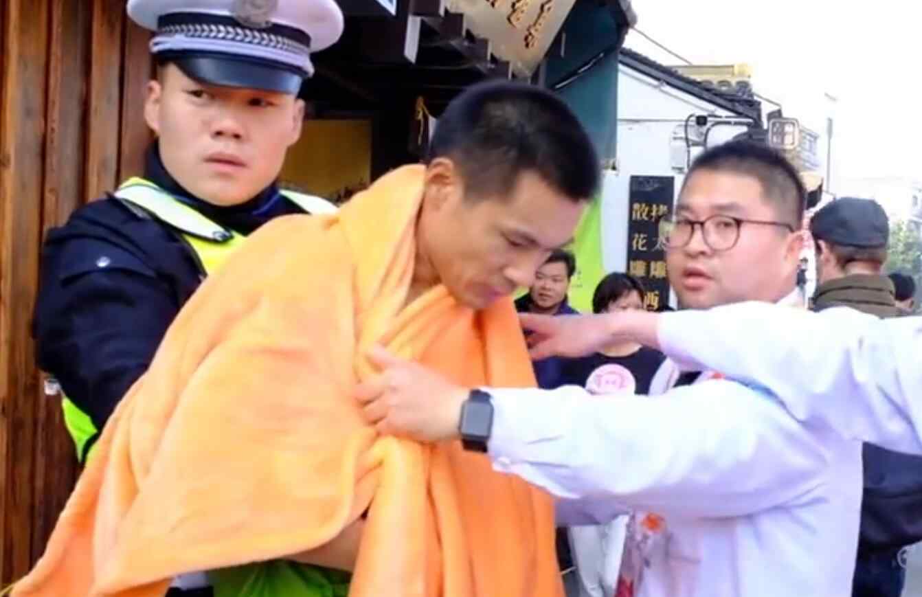 医生阻拦跑马者 如果第三次晕倒随时可能猝死