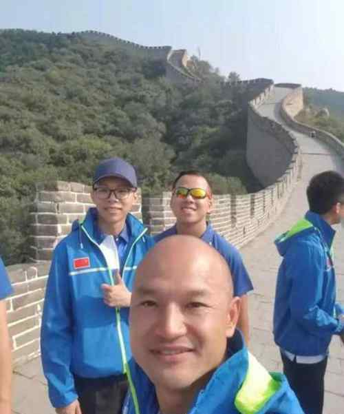 光头刘sir长城自拍照 终于圆了“国庆好汉梦”