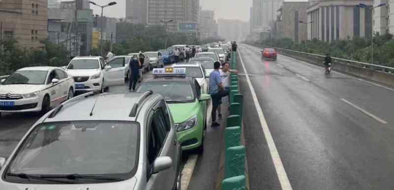 西安暴雨劳斯莱斯积水中被困 对此大家怎么看？