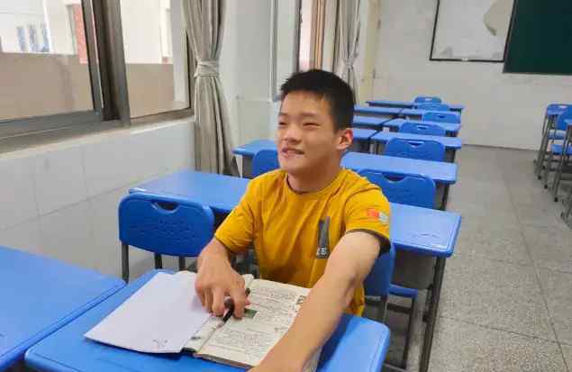 考623分脑瘫考生被中国药大录取 事件详细经过！文章配图