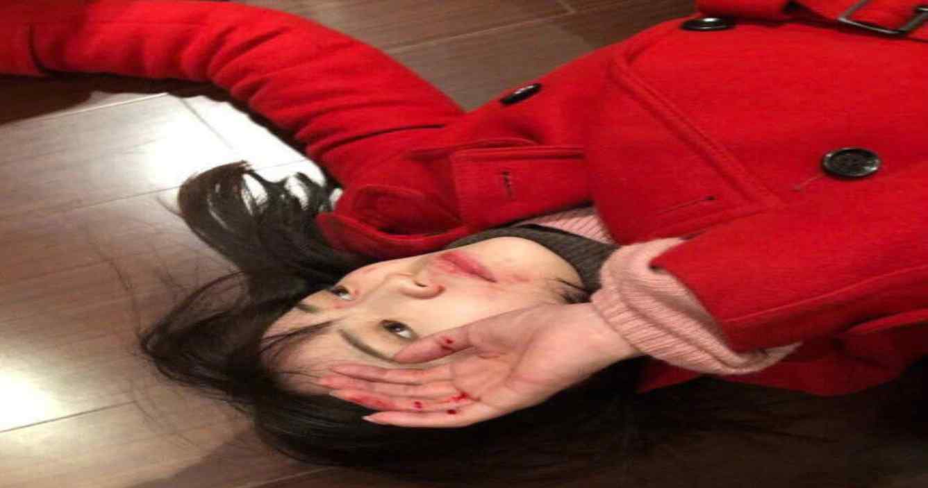模特躺地cos马蓉 这表情也太迷离了