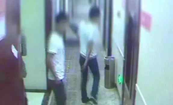 男子约15岁女网友开房 洗澡完出来发现房内多了4名年轻男子