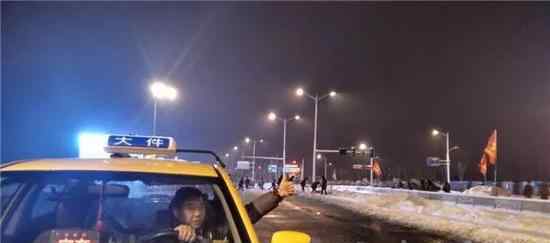 500名战士通宵扫雪 的哥竖大拇指为子弟兵点赞