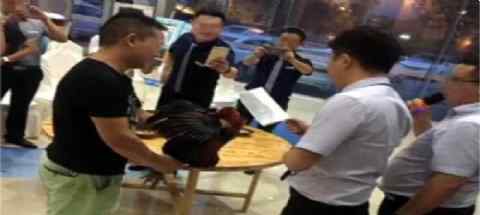 4s店为卖车喝鸡血打气 负责人称销量明显提高了
