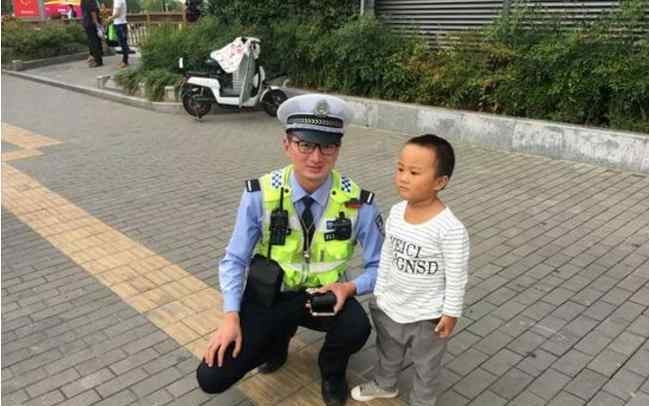 捡1角纸币交警察 交警夸奖小朋友是个拾金不昧的好孩子