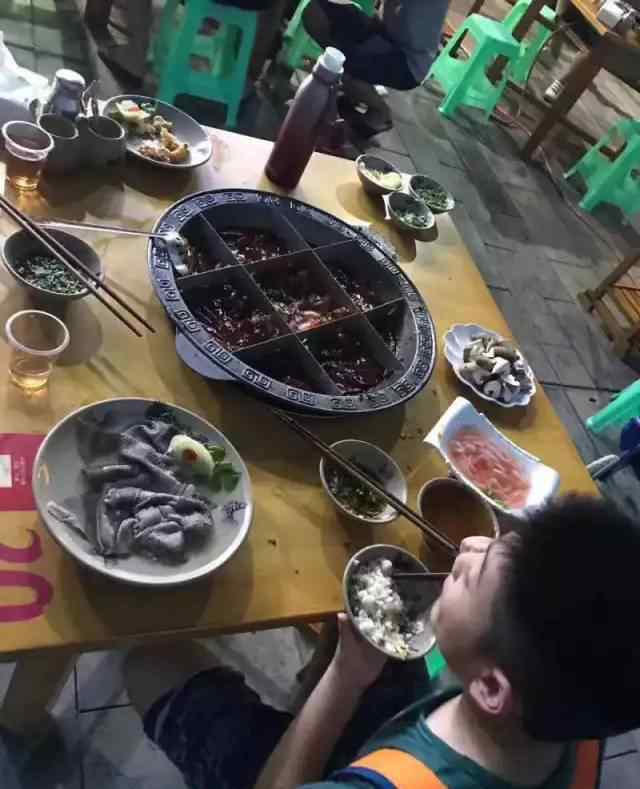 8岁孩独自吃火锅 场面一度十分喜剧亲妈堪比段子手