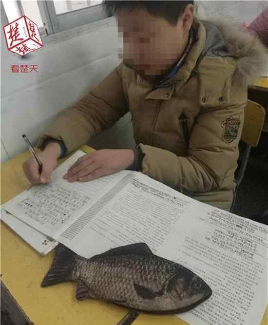 初中生带条鱼考试 这孩子是想“咸鱼翻身”吗？