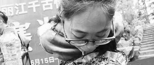 云南丽江举行吃虫大赛 为了24K黄金金条闭着眼睛也要吃完