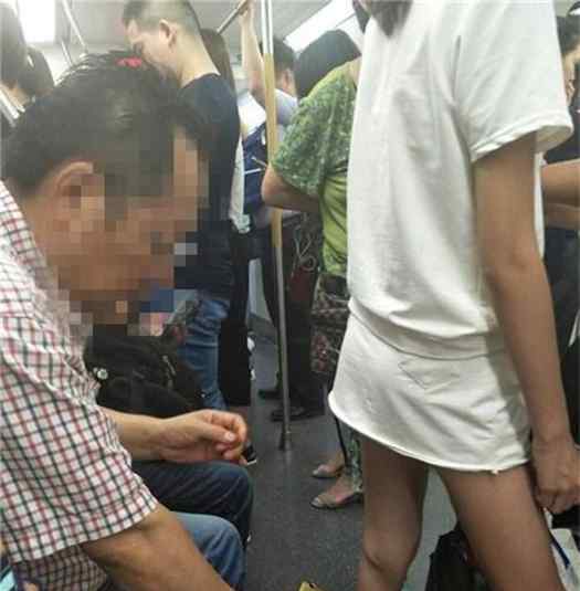 曝武汉地铁恶心男 疑似偷拍女生裙底