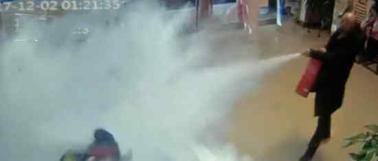 顾客提灭火器直喷女前台 起因竟是一通电话