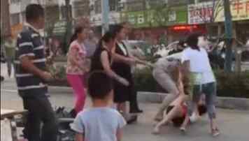 男子狂殴女商贩 围观市民拉不开有人直接报警