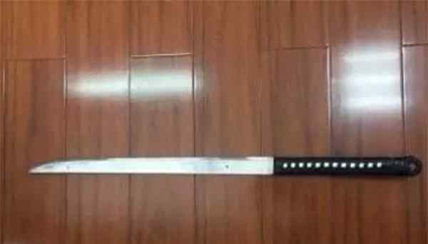 情侣吵架从11楼扔下90公分长武士刀 无辜路人当场被砸晕