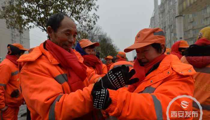 环卫夫妻扫雪传温情 辛苦并快乐着