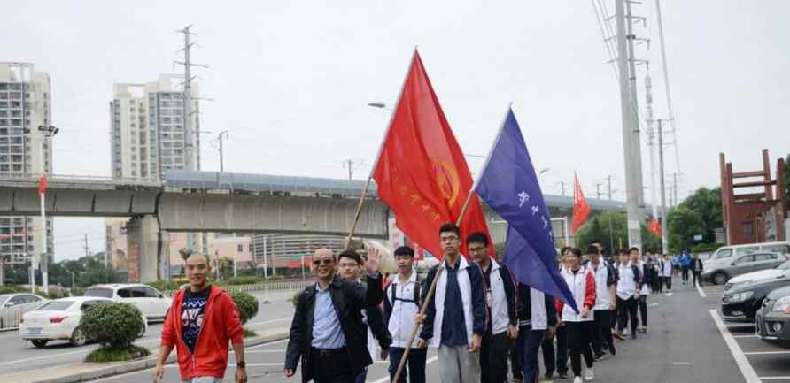 湖北千名高中生开学先吃苦 寒风中徒步七小时仓库里打地铺睡四晚