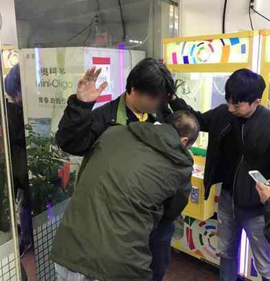 男子贷款30万夹娃娃 不堪重负连砸三台娃娃机