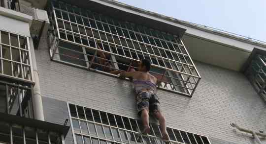 三岁女童卡防盗网 陌生男子爬防盗网托举近半小时