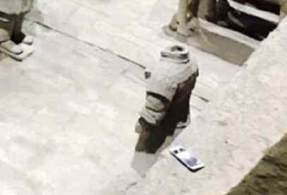 游客手机掉进兵马俑土坑 导游：掉下去就是文物