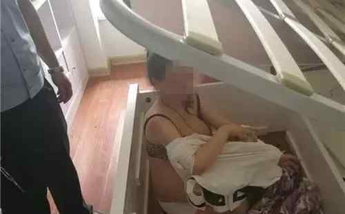 孕妇睡别人床垫下 进来只是为了充电？