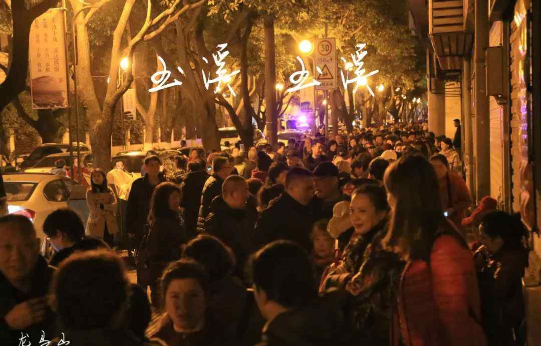 万和家园 玉溪万和家园放号  川渝租房团在街边连夜排队...【视频】文章配图