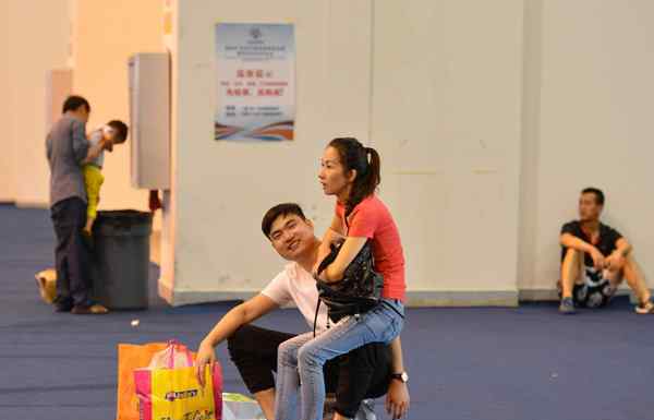 男友给女友身体当凳 经过市民纷纷点赞
