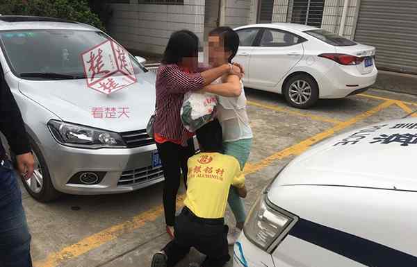 陷传销4年被解救 父亲跪求传销女儿回家
