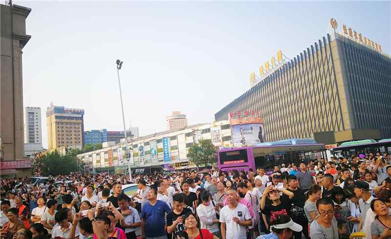 郑州闹市一男子欲跳楼千人围观 前天在楼顶已经跳过一次