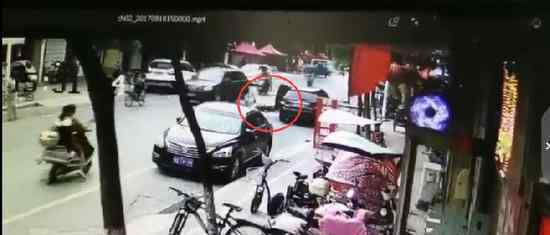 河南司机随手开车门 撞到大学生致其被碾压死亡