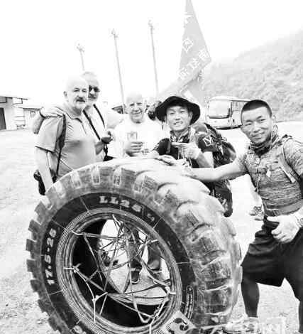 云南小伙滚着轮胎去西藏 直播粉丝达到50多万