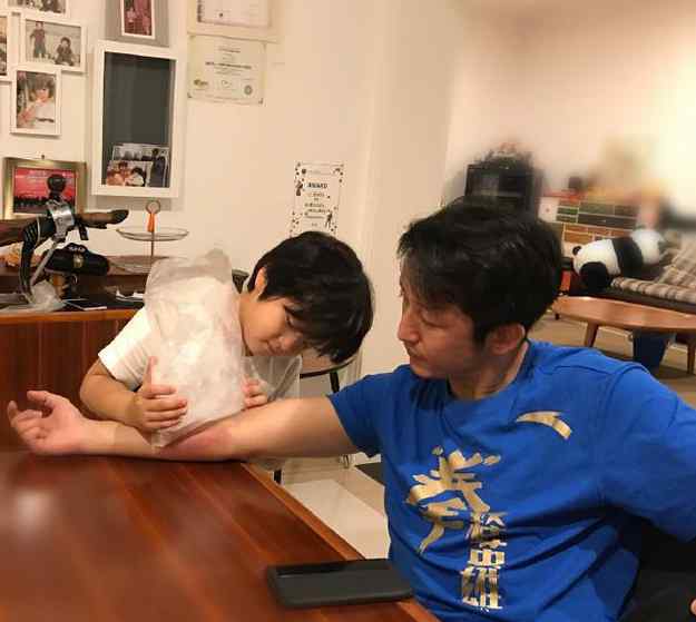 邹市明训练手臂受伤 轩轩用冰块敷爸爸受伤的地方