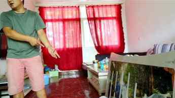 婚纱照背后藏着陌生人 当事人：心里膈应得很当晚取下婚纱照
